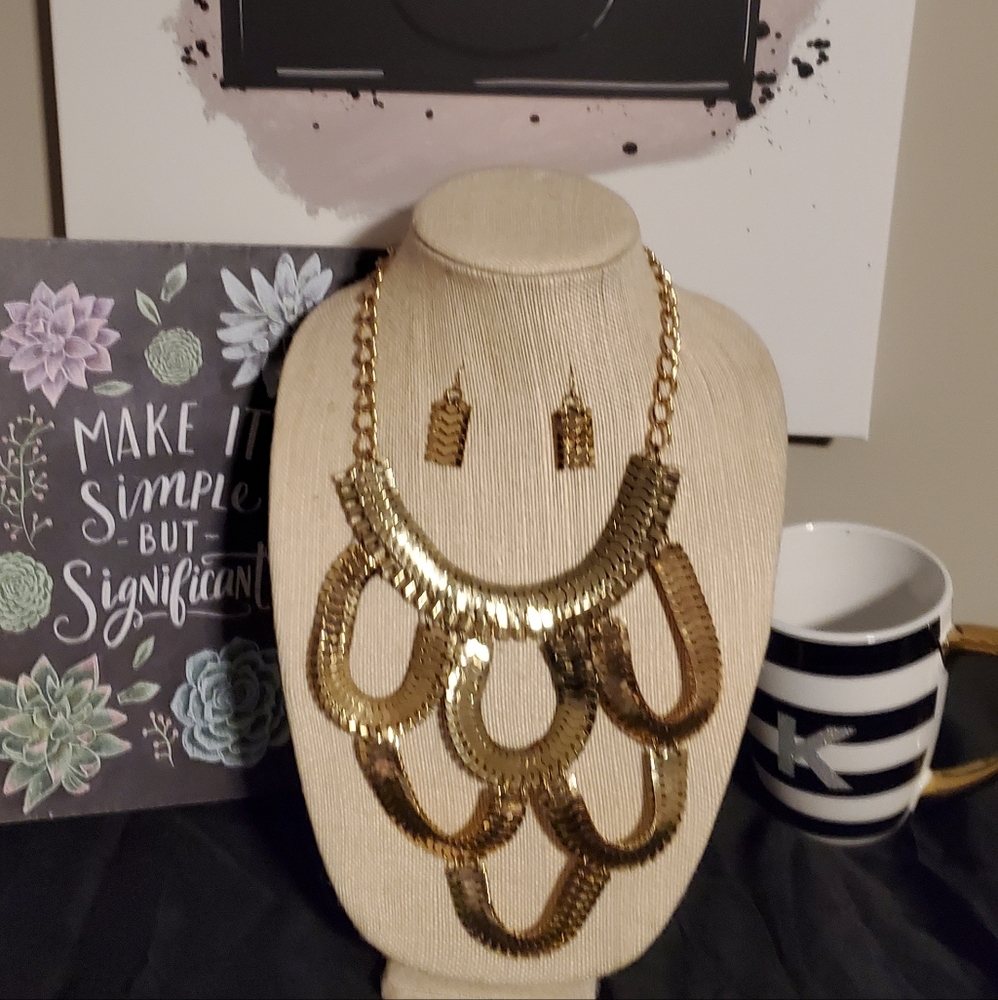 Gold fashion necklace set